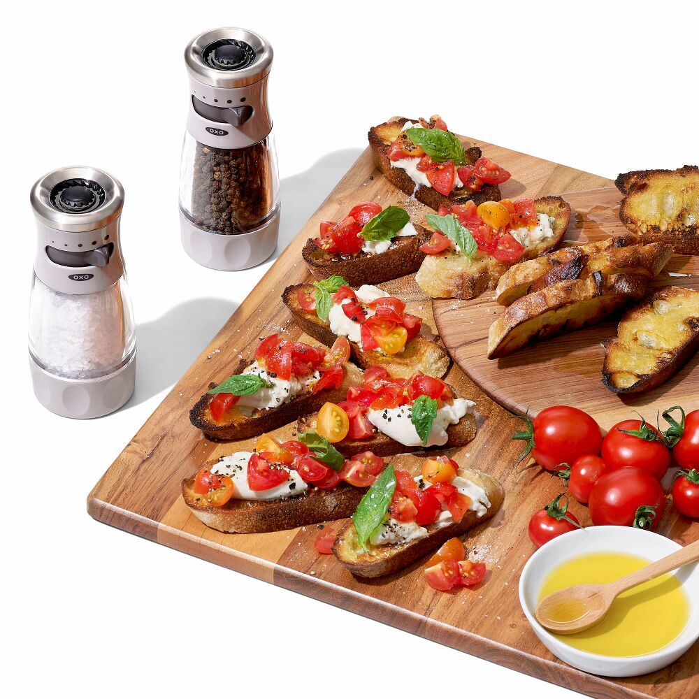 Contoured Mess-Free Salt Grinder R9